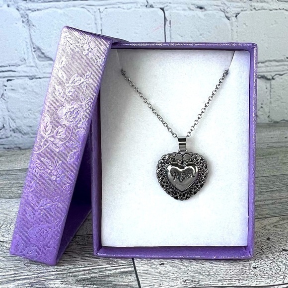 Jewelry - Nib “Mom” heart pendant necklace on chain, silver